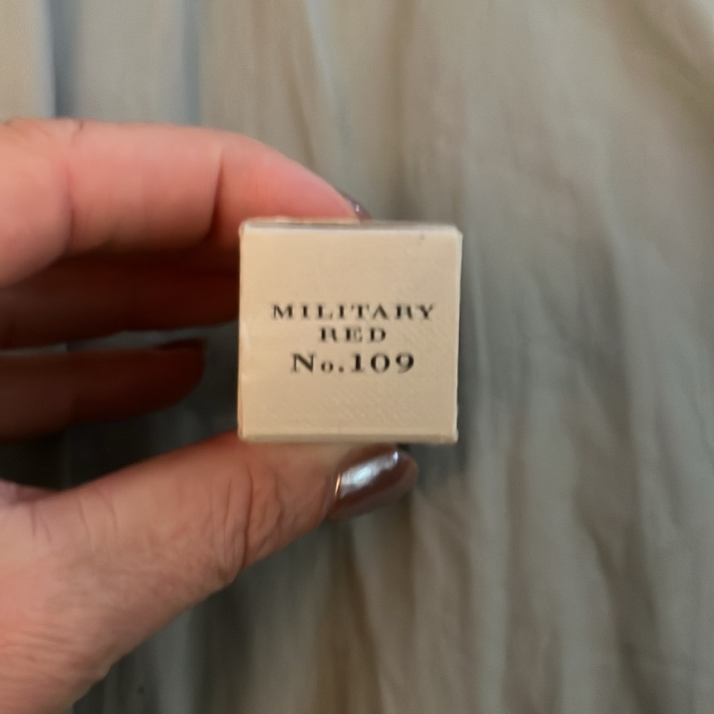 Burberry lip color in military red no.109 - Picture 2 of 2